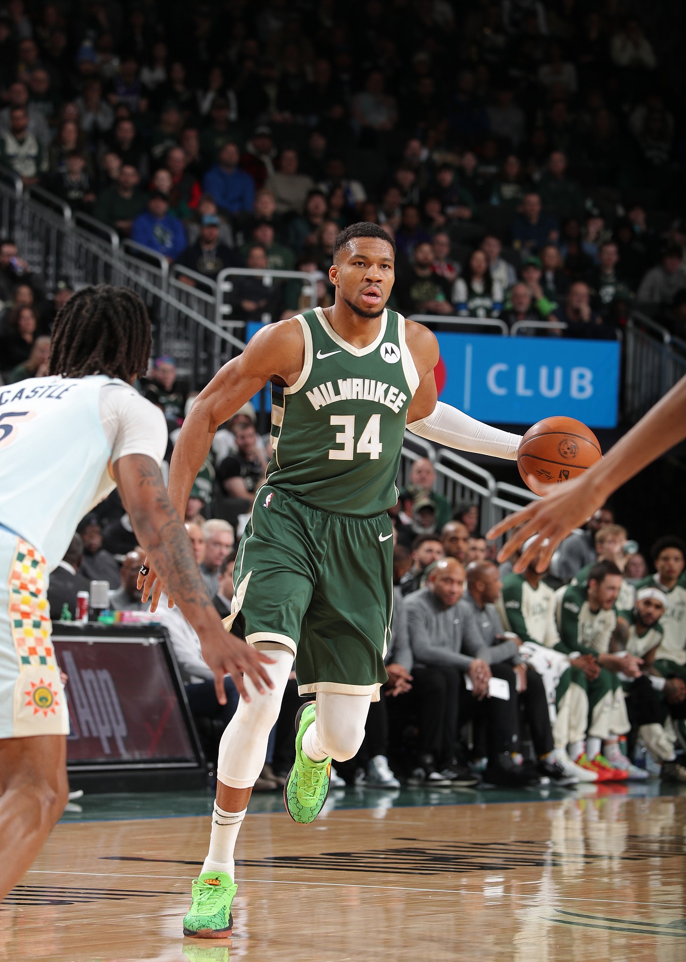NBA常规赛集结日走向成谜,密尔沃基雄鹿门线救险,目标明确,团队化学反应显著的简单介绍-爱游戏官网